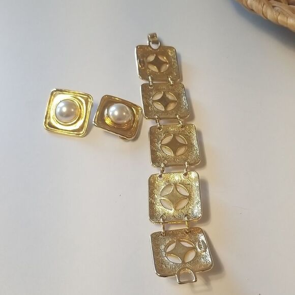 Vtg. Park Lane Gold Tone LargeFaux Pearl Clip On Earrings And Bracelet Runway - Picture 4 of 8